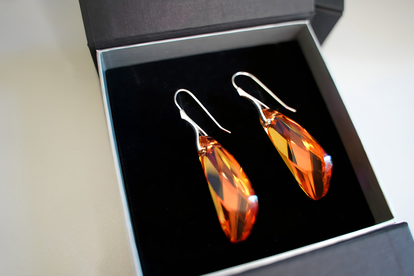 Tropfenfeuer Ohrringe mit Swarovski® 1011o