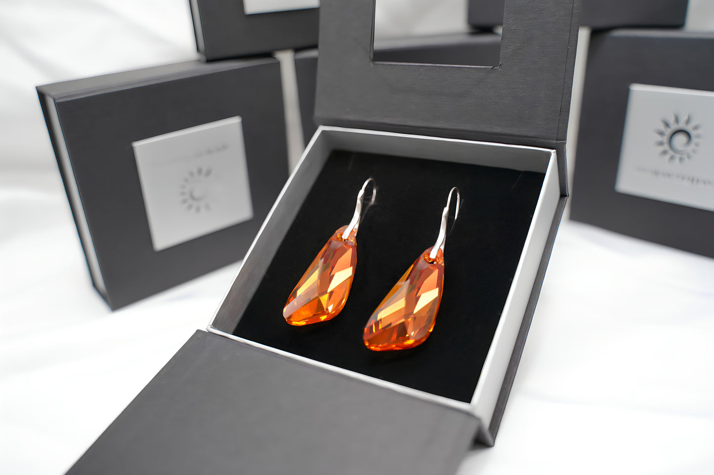 Tropfenfeuer Ohrringe mit Swarovski® 1011o