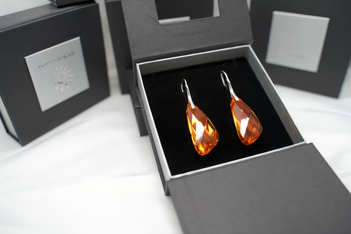 Tropfenfeuer Ohrringe mit Swarovski® 1011o